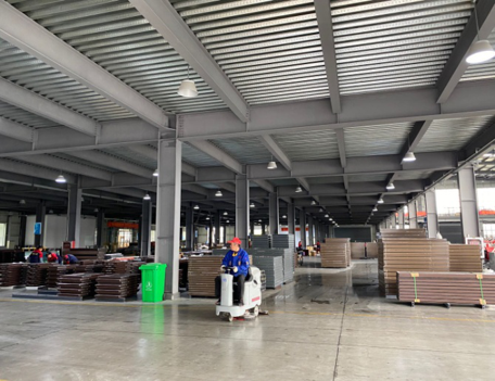 鋁合金(jīn)門(mén)窗(chuāng)生(shēng)産加工(gōng)車(chē)間(jiān)